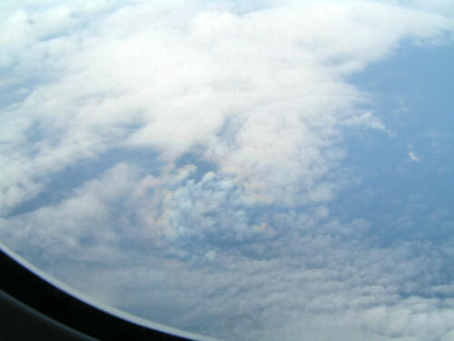 津軽海峡(？)上空　虹に彩られた雲