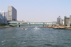 永代橋の一番高い場所から隅田川上流を望む／上流の隅田川大橋が邪魔？